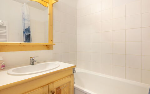 Les Grizzlis: Arreglo De Tubería, Lavabo Del Baño, Madera, Piso, Diseño De Interiores, Suelo, Baño, Lavabo, Grifo, Mueble De Baño