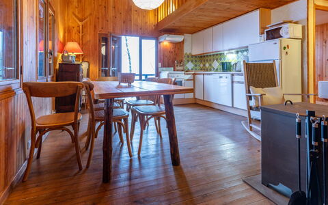 Les Cochettes: Cocina, Mostrador, Gabinetes, Diseño De Interiores, Aparato De Cocina, Piso, Mueble, Madera, Electrodoméstico, Techo