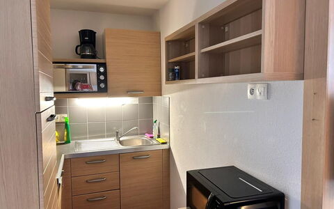 C. du Verdon: Cocina, Mostrador, Gabinetes, Diseño De Interiores, Aparato De Cocina, Piso, Mueble, Madera, Electrodoméstico, Techo