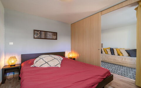 C. du Verdon: Cama, Diseño De Interiores, Mueble, Habitación, Pared, Piso, Suelo, Habitación, Madera, Sábana