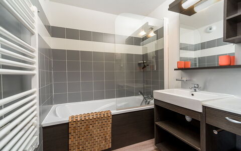 C. du Verdon: Piso, Diseño De Interiores, Arreglo De Tubería, Baño, Suelo, Grifo, Plomería, Techo, Lavabo, Bañera