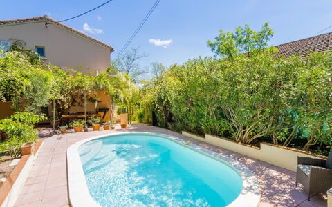 Villa Toulon: Cocina, Mostrador, Gabinetes, Diseño De Interiores, Aparato De Cocina, Piso, Mueble, Madera, Electrodoméstico, Techo