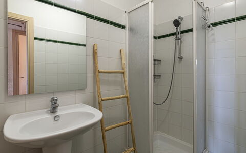 Casa Antonio: Pared, Arreglo De Tubería, Piso, Baño, Suelo, Diseño De Interiores, Lavabo Del Baño, Plomería, Habitación, Grifo