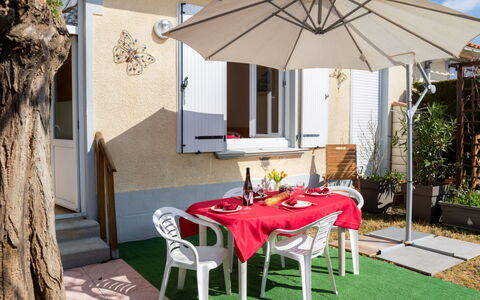 Le Cocon: Mueble, Mueble Para Exteriores, Silla, Mesa Al Aire Libre, Paraguas, Mesa, Sombra, Patio, Cocina Y Comedor Mesa, Yarda