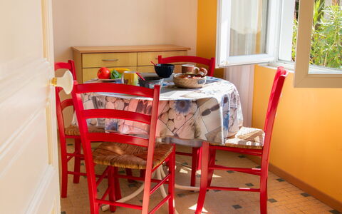 Le Cocon: Mueble, Diseño De Interiores, Piso, Madera, Silla, Suelo, Mesa, Comedor, Habitación, Cocina Y Comedor Mesa