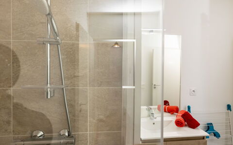 Racines: Piso, Diseño De Interiores, Arreglo De Tubería, Suelo, Baño, Plomería, Ducha, Alcachofa De La Ducha, Loseta, Casa