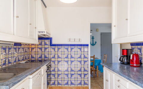 Bosquet des Ecureuils 17: Azul, Piso, Suelo, Diseño De Interiores, Cocina, Loseta, Gabinetes, Mostrador, Pintar, Diseño