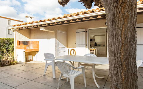 Perles du Soleil: Piso, Diseño De Interiores, Suelo, Departamento, Balcón, Techo, Condominio, Silla, Sombra, Porche