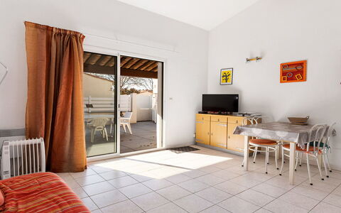 Perles du Soleil: Piso, Diseño De Interiores, Suelo, Departamento, Balcón, Techo, Condominio, Silla, Sombra, Porche