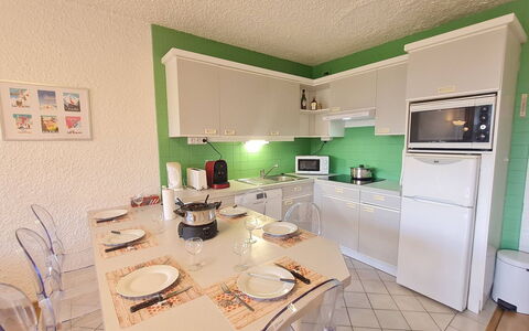 Meijotel a: Piso, Diseño De Interiores, Suelo, Departamento, Balcón, Techo, Condominio, Silla, Sombra, Porche