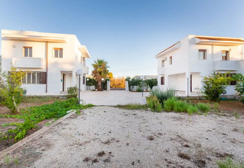 Casa Bianca, Ac, Wifi, Porto Cesareo: Edificio, Barrio Residencial, Casa, Arquitectura, Barrio, Fachada, Casa, El Terreno Del Lote, Asentamientos Humanos, Suburbio