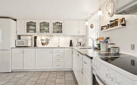Bena - 2Km from the Sea: Cocina, Aparato De Cocina, Mostrador, Gabinetes, Electrodoméstico, Diseño De Interiores, Piso, Mueble, Techo, Electrodoméstico