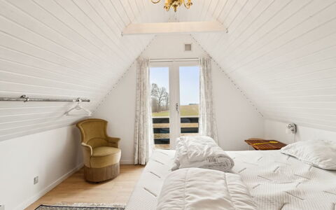 Bena - 2Km from the Sea: Madera, Habitación, Piso, Techo, Suelo, Cama, Diseño De Interiores, Mueble, Encendiendo, Casa