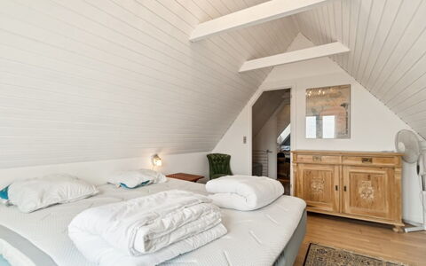 Bena - 2Km from the Sea: Cama, Habitación, Mueble, Diseño De Interiores, Madera, Techo, Lecho, Sábana, Suelo, Piso