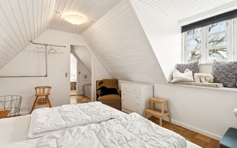 Bena - 2Km from the Sea: Cama, Habitación, Mueble, Diseño De Interiores, Piso, Pared, Suelo, Madera, Techo, Lecho