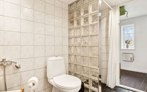 Bena - 2Km from the Sea: Pared, Piso, Suelo, Diseño De Interiores, Asiento Del Baño, Loseta, Baño, Baño, Techo, Habitación