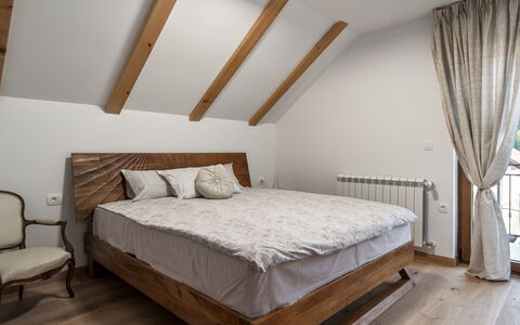 Mountain House Volta 2: Cama, Mueble, Habitación, Diseño De Interiores, Lecho, Piso, Sábana, Suelo, Madera, Linos