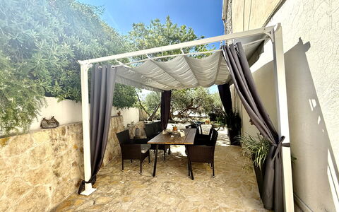 Appartamento Olive Garden, Ac, Wifi, Hvar: Mueble, Mueble Para Exteriores, Sombra, Silla, Estructura Al Aire Libre, Jardín, Patio Interior, Recurso, Patio, Losa