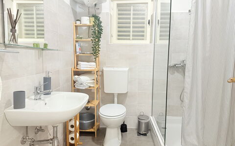 Appartamento Olive Garden, Ac, Wifi, Hvar: Asiento Del Baño, Baño, Baño, Arreglo De Tubería, Diseño De Interiores, Piso, Suelo, Lavabo Del Baño, Lavabo, Grifo
