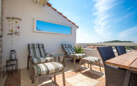 Peaceful Apartment With Beautiful View - Hvar: Departamento, Mueble Para Exteriores, Casa, Mueble, Balcón, Silla, Mesa Al Aire Libre, Villa, Patio, Recurso