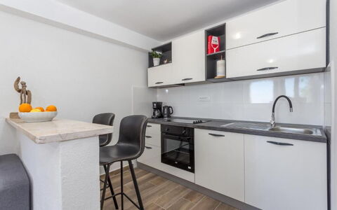 Appartamento Nomads, Ac, Wifi Hvar: Mueble, Diseño De Interiores, Mostrador, Piso, Madera, Gabinetes, Suelo, Habitación, Cocina, Casa