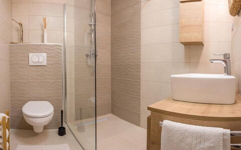 Appartamento Nomads, Ac, Wifi Hvar: Baño, Piso, Diseño De Interiores, Arreglo De Tubería, Suelo, Pared, Lavabo Del Baño, Baño, Lavabo, Asiento Del Baño