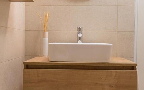 Appartamento Nomads, Ac, Wifi Hvar: Lavabo Del Baño, Baño, Arreglo De Tubería, Piso, Lavabo, Grifo, Diseño De Interiores, Suelo, Marrón, Espejo