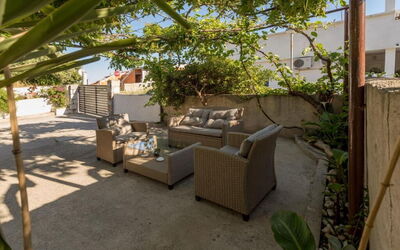 Appartamento Nomads, Ac, Wifi Hvar: Maceta, Mueble, Mueble Para Exteriores, Sombra, Planta De Casa, Jardín, Silla, Patio, Yarda