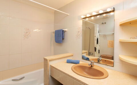 Calonge 750: Espejo, Grifo, Arreglo De Tubería, Lavabo, Lavabo Del Baño, Propiedad, Baño, Edificio, Azur, Mueble De Baño