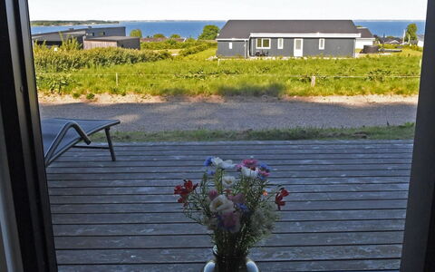 Hildegunda - 600M from the Sea: Techo, Casa, Casa, Cabaña, Puerta, Vía Muerta, Cubierta, Porche, Tablón, Madera Dura