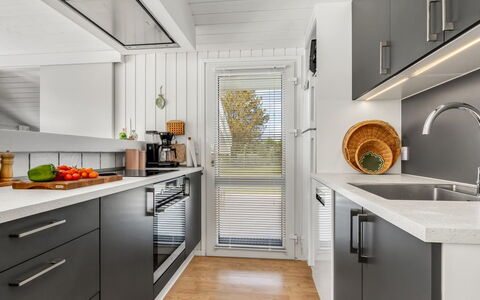 Henri - 1.2Km from the Sea: Aparato De Cocina, Cocina, Mostrador, Electrodoméstico, Electrodoméstico, Gabinetes, Diseño De Interiores, Piso, Madera, Mueble