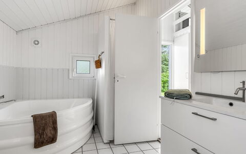 Henri - 1.2Km from the Sea: Arreglo De Tubería, Piso, Diseño De Interiores, Suelo, Baño, Grifo, Techo, Plomería, Lavabo, Loseta