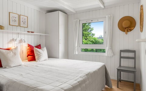 Henri - 1.2Km from the Sea: Habitación, Madera, Cama, Diseño De Interiores, Piso, Mueble, Suelo, Sábana, Lecho, Techo