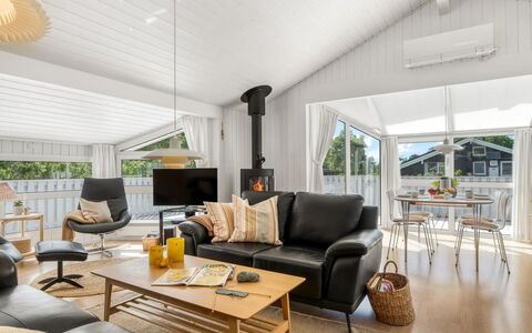 Henri - 1.2Km from the Sea: Madera, Diseño De Interiores, Sofá, Sala, Suelos De Madera, Techo, Madera Dura, Planta De Casa, Silla