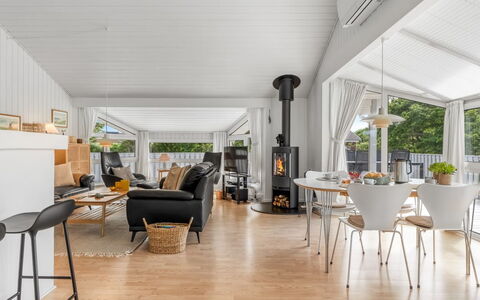 Henri - 1.2Km from the Sea: Madera, Piso, Diseño De Interiores, Suelo, Suelos De Madera, Mueble, Techo, Sala, Silla, Madera Dura