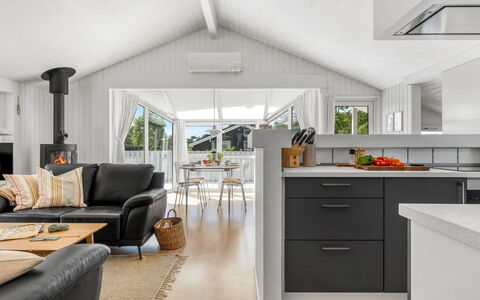 Henri - 1.2Km from the Sea: Piso, Diseño De Interiores, Madera, Mueble, Techo, Suelo, Cocina, Suelos De Madera, Sofá, Silla