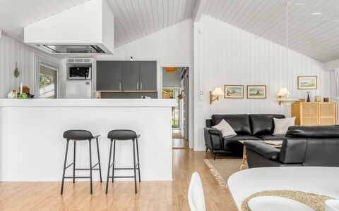 Henri - 1.2Km from the Sea: Diseño De Interiores, Piso, Mueble, Techo, Madera, Suelo, Cocina, Suelos De Madera, Lámpara, Habitación