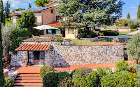 Villa Elsa di Bibbiano Pool, Sauna and View: Arbusto, Fachada, Arquitectura, Casa, Barrio Residencial, Casa, Jardín, Inmuebles, Hacienda, Villa