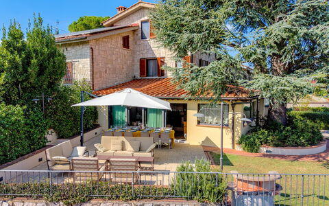 Villa Elsa di Bibbiano Pool, Sauna and View: Edificio, Casa, Barrio Residencial, Casa, Fachada, Arbusto, Arquitectura, Techo, El Terreno Del Lote, Inmuebles