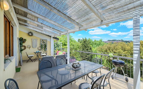 Casamia Tuscan Oasis: 4Br Panoramic Penthouse, Sky: Mueble, Silla, Mueble Para Exteriores, Porche, Mesa, Mesa Al Aire Libre, Sombra, Cocina Y Comedor Mesa, Balcón, Cubierta