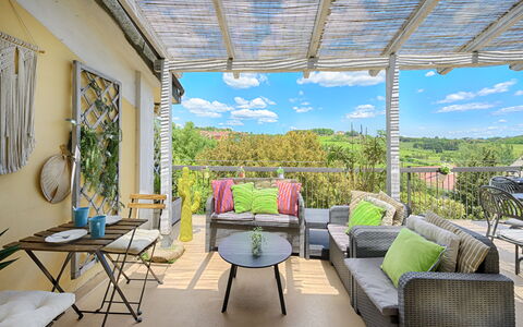 Casamia Tuscan Oasis: 4Br Panoramic Penthouse, Sky: Mueble, Silla, Mueble Para Exteriores, Mesa, Mesa Al Aire Libre, Cocina Y Comedor Mesa, Porche, Patio, Balcón, Sombra