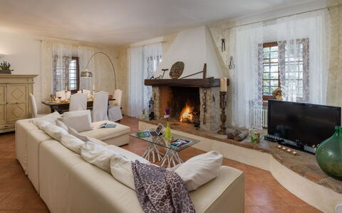 Capanna al Lago, Chianti Heritage with Vineyards V: Mueble, Diseño De Interiores, Piso, Madera, Sofá, Suelo, Sala, Habitación, Mesa, Silla