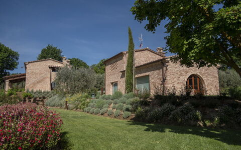 Villa Cortona: Eco-Sustainable Luxury Estate with: Arbusto, Jardín, Planta De La Comunidad, Cobertura Del Suelo, Paisajismo, Inmuebles, Ladrillo, Casa De Campo, Yarda