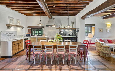 Dimora Chianti Shire: Stunning Tuscan Villa on Vin