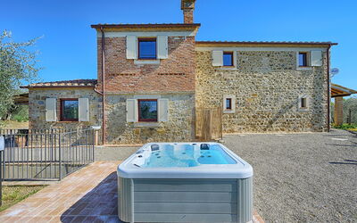Villa Marielena Chianti Farmhouse with Hot Tub
