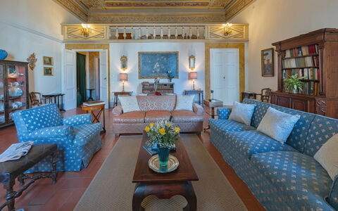 Elegant Suite: Florence Apartment with View on Med: Mueble, Diseño De Interiores, Piso, Habitación, Suelo, Mesa, Techo, Marco, Sofá, Silla