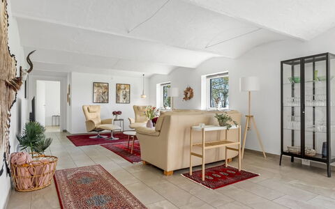 Ilsebeth - 400M from the Sea: Mueble, Diseño De Interiores, Piso, Pared, Sofá, Suelo, Techo, Sala, Habitación, Encendiendo