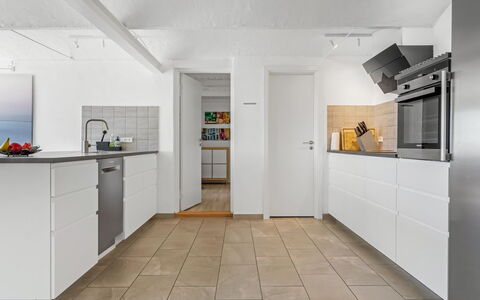 Ilsebeth - 400M from the Sea: Piso, Suelo, Madera, Cocina, Diseño De Interiores, Electrodoméstico, Aparato De Cocina, Gabinetes, Suelos De Madera, Techo