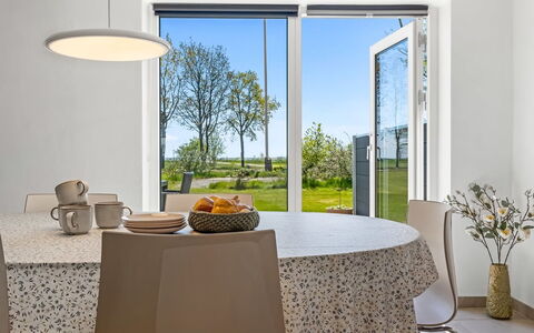 Ilsebeth - 400M from the Sea: Mueble, Diseño De Interiores, Mesa, Cocina Y Comedor Mesa, Piso, Comedor, Silla, Suelo, Encendiendo, Vajilla