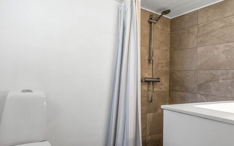 Ilsebeth - 400M from the Sea: Piso, Suelo, Baño, Arreglo De Tubería, Baño, Asiento Del Baño, Diseño De Interiores, Plomería, Habitación, Loseta